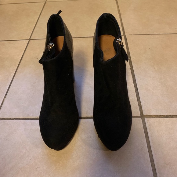 Thick heel shoe with a platform on the front - Picture 5 of 5